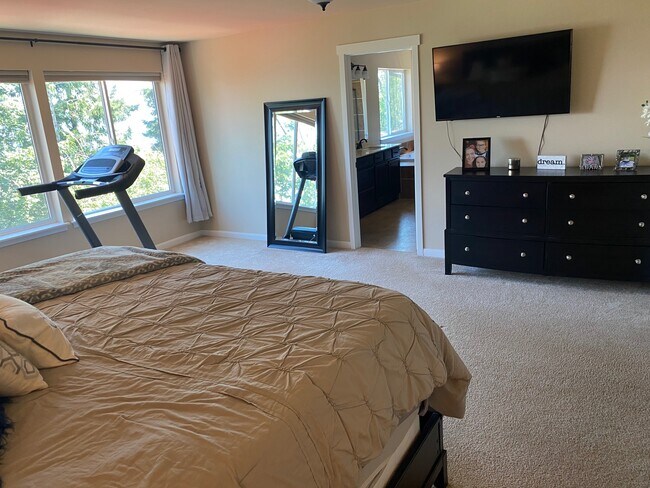 Master bed - 3935 Highlands Blvd