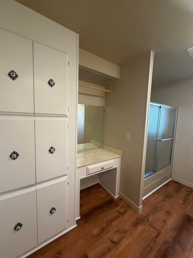 Building Photo - 3 Bedroom, 2.5 Bath - Three Bay garage