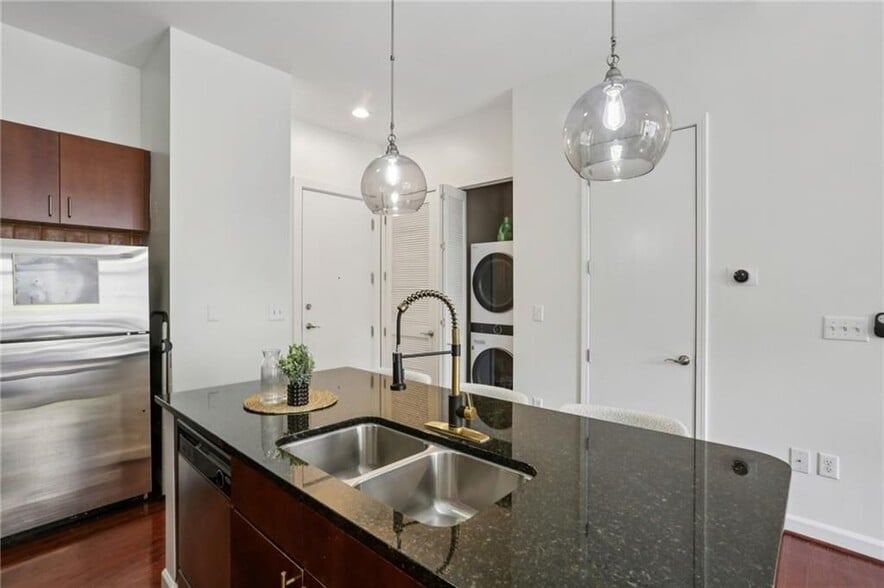 Building Photo - 711 Cosmopolitan Dr NE