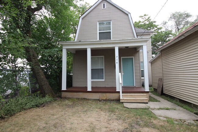 Building Photo - 3 bed -1.5 bath house near GVSU Pew Campus.