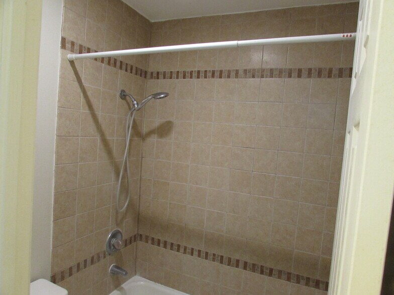 Building Photo - 3231 Lakeside Dr