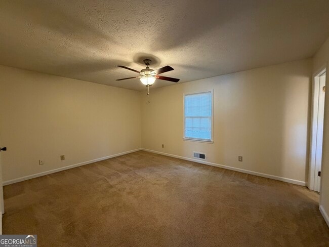 Building Photo - 734 Marthas Dr