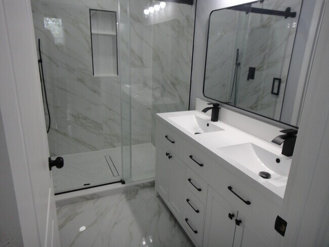 Building Photo - 2310 Shoma Ln