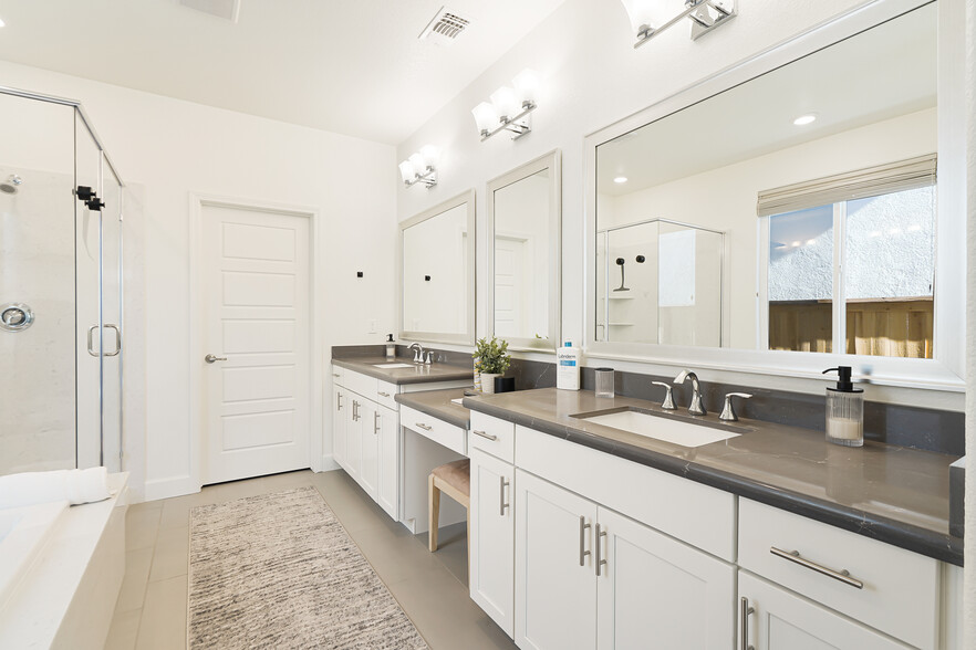 Master bathroom leading to large master closet. - 5919 Lakestone Dr