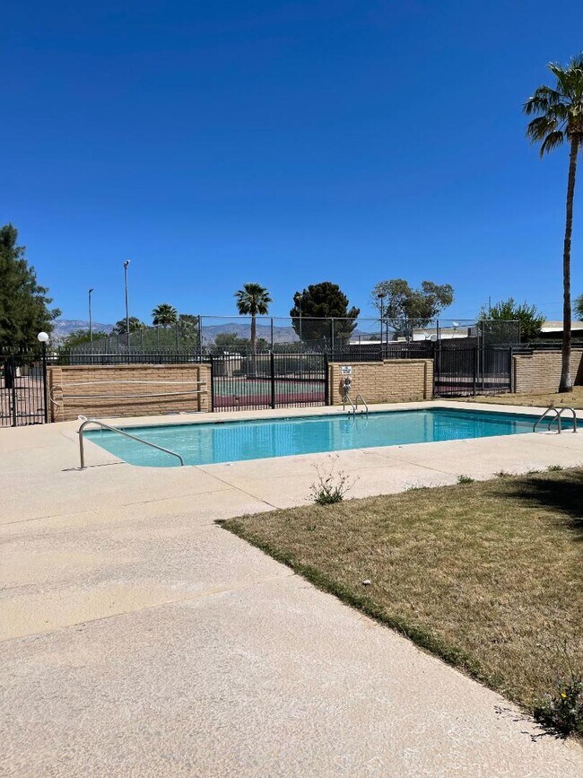 Building Photo - 897 S Pantano Pkwy