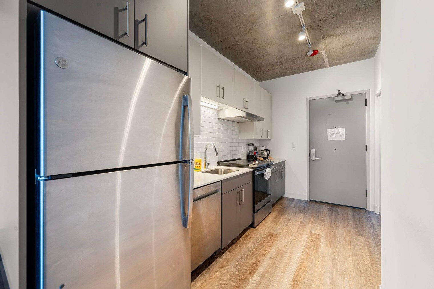 Building Photo - 853 W Blackhawk St