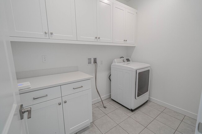 Building Photo - 3-Bedroom Home with Solar Panels & Smart Home Features in Valencia!