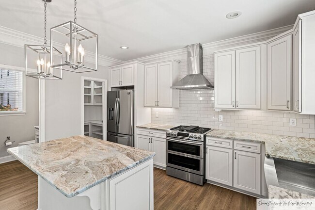 Building Photo - RESORT LIVING IN DESIRABLE SALUDA RIVER CLUB