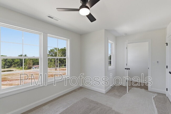 Building Photo - 408 Legends Court