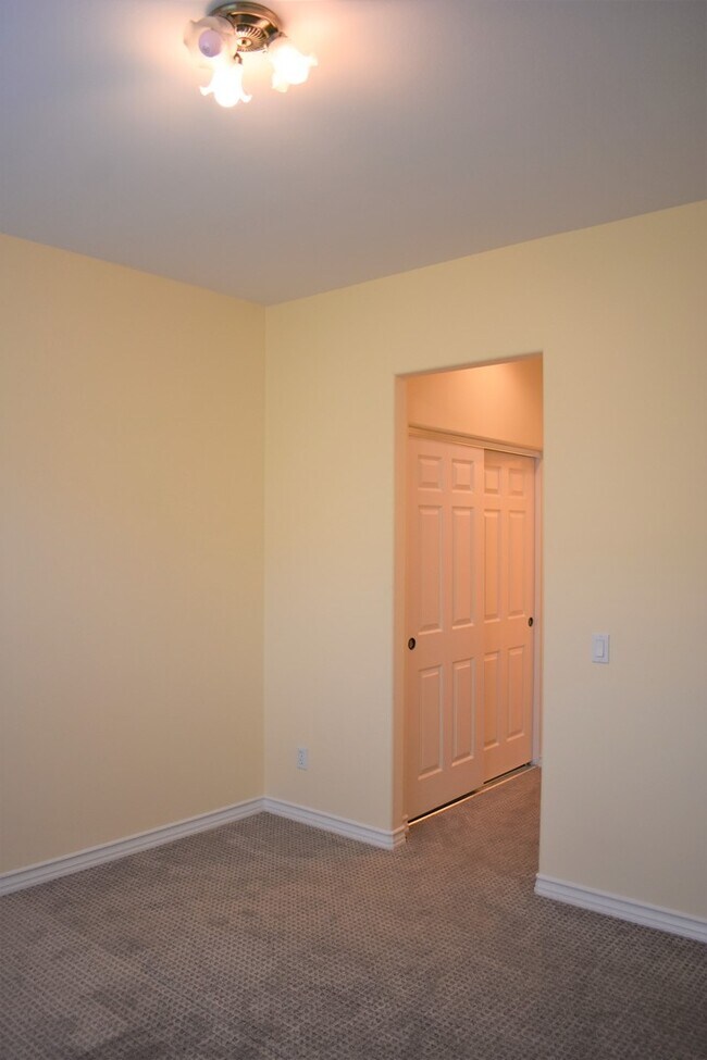 Building Photo - Beautiful 5 bedroom, 5 bath home in Desirable North Park Irvine