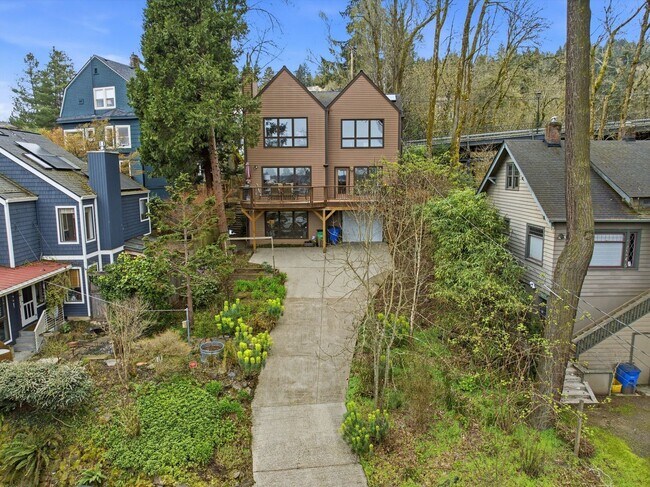 Building Photo - 2935 NW Thurman St