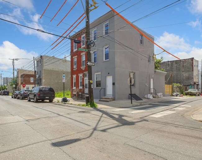 Building Photo - 410 Diamond St
