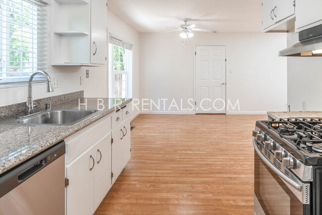 Building Photo - Charming Three Bedroom Single Story Liverm...