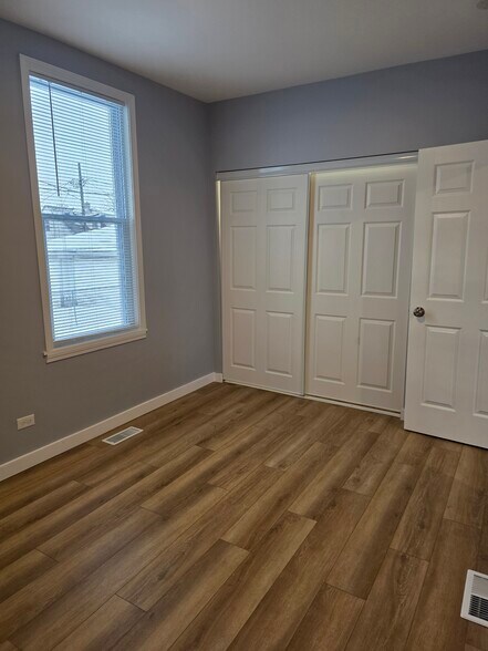 Building Photo - 7613 W 60th St