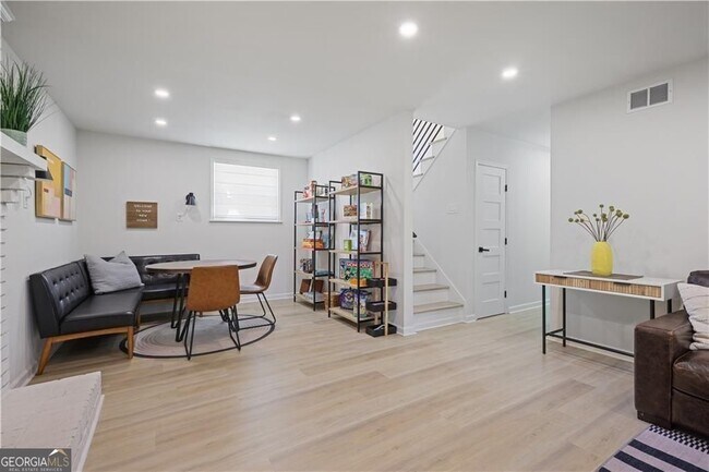Building Photo - 677 Hillandale Cir