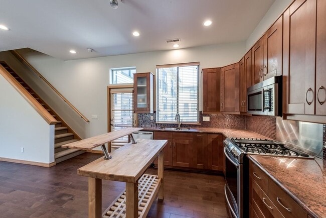 Building Photo - Luxury Three Bedroom Townhome in Johns Lan...
