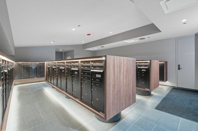 Building Photo - 610 Davis St