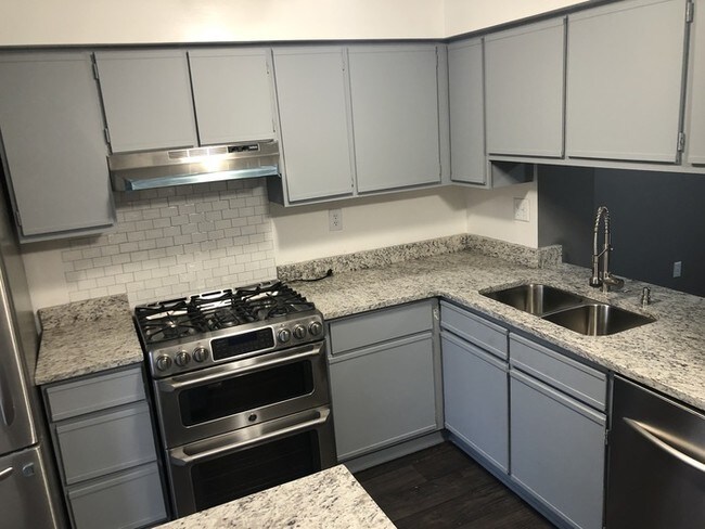 Building Photo - Royal Towne Park Decatur End Unit Townhome