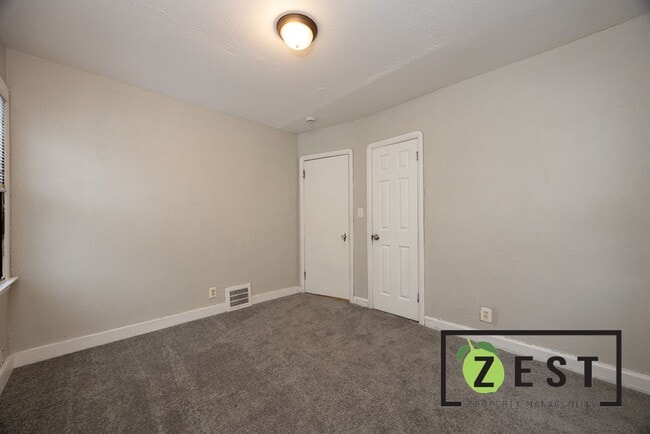 Building Photo - 2 BDRM 1 BTH