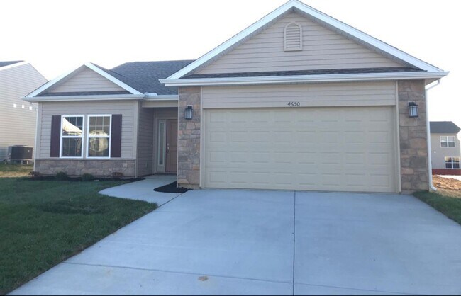 Building Photo - FENCED BACKYARD - 3 Bedroom 2 Bath house plus den/office