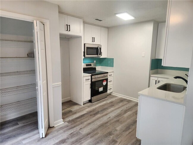 Kitchen - 922 Sweetwater Way