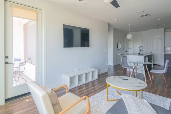 Building Photo - 688 W 1st St