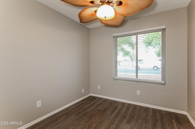 Building Photo - 7619 W Hope Dr