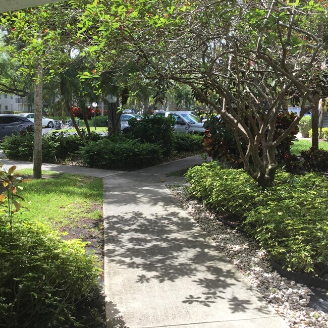 Building Photo - 4007 N Cypress Dr