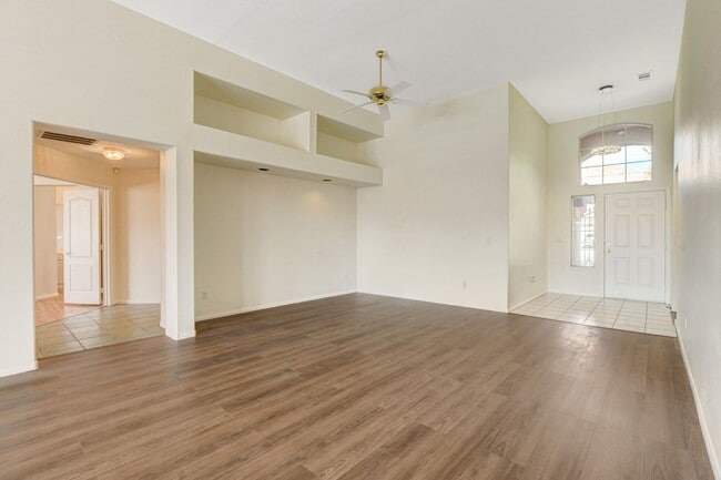 Building Photo - Beautiful Ranch Style Single Story w/Pool & View of the Las Vegas Strip