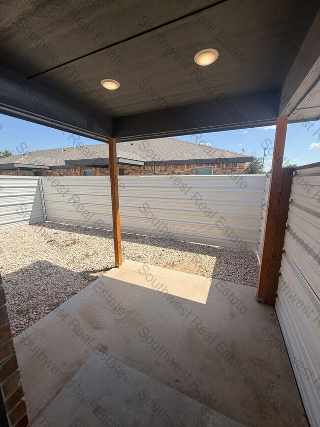 Building Photo - Modern 2 Bed 2 Bath apartment
