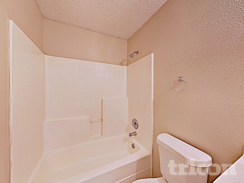Building Photo - 2036 Talon Dr