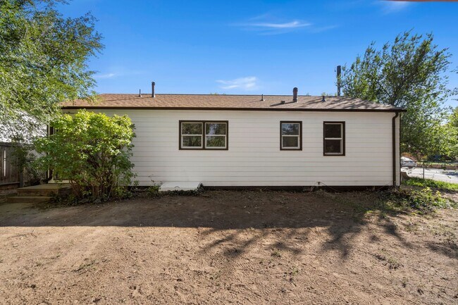 Building Photo - Stunning Fully Remodeled 3-Bedroom Home with Fenced Yard