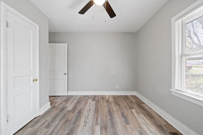 Building Photo - Move-In Special Available! Newly Renovated...