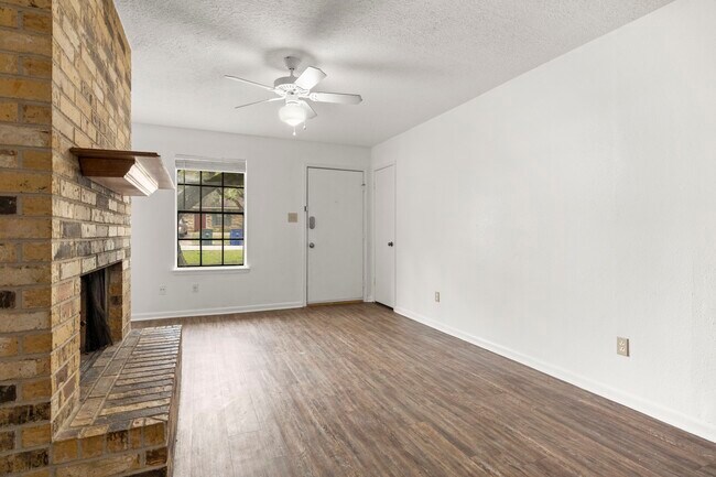 Building Photo - 3004 Manor Ln