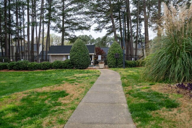 Building Photo - Two Bedroom Townhome in Raleigh's Heart!