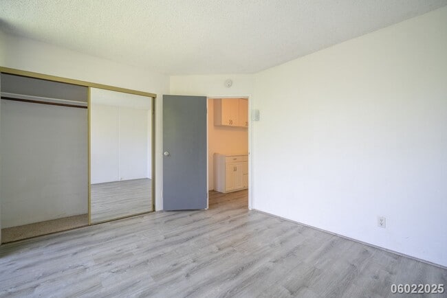 Building Photo - $2,500 /2 Bed /1 Bath / 2 PARKING In beaut...