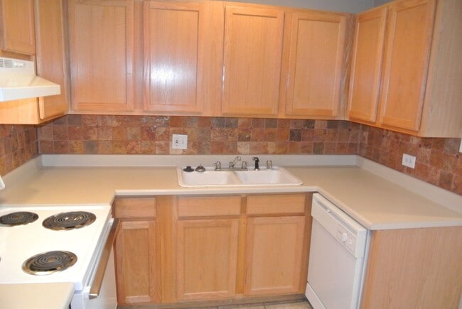 Building Photo - Online for roommate application only