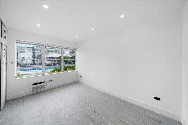 Building Photo - 4710 Pine Tree Dr