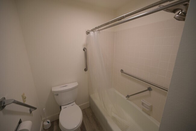 Building Photo - 2 bed 1 bath condo in 55+ community- ALL U...