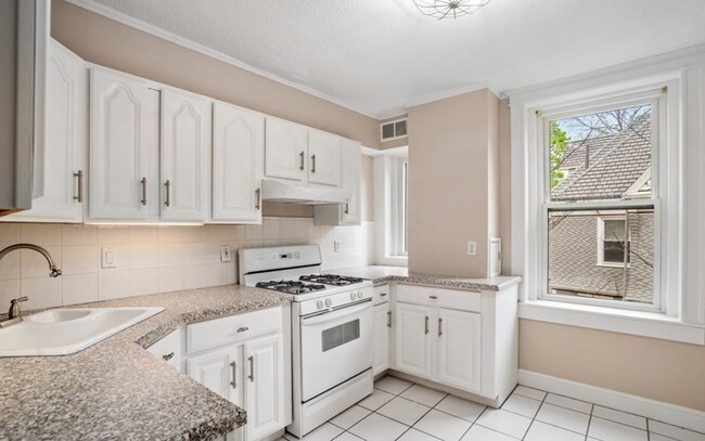 Building Photo - Gorgeous 3 bedroom unit in Brookline!