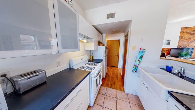 Building Photo - Architect-Designed 1BR in East Rock | Exposed Brick | Steps to Yale SOM