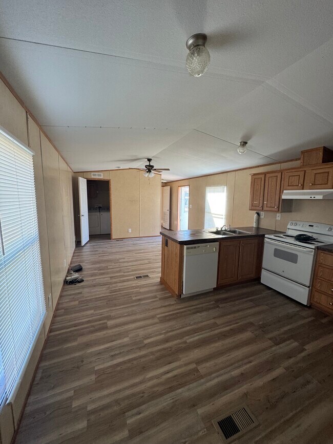 Building Photo - Early Bird Estates Unit #16