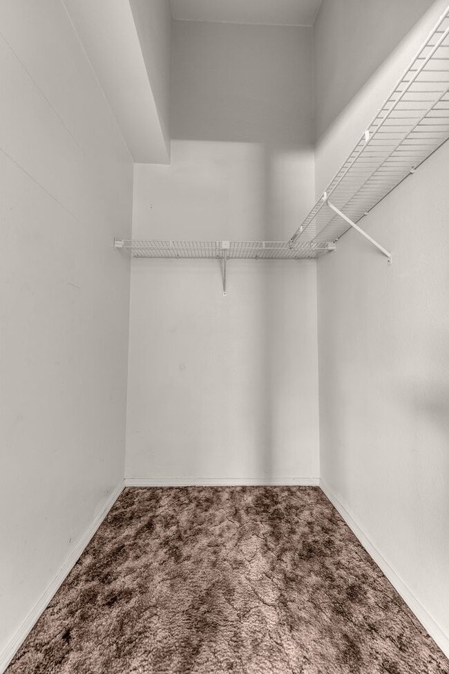 Building Photo - One car garage Townhouse
