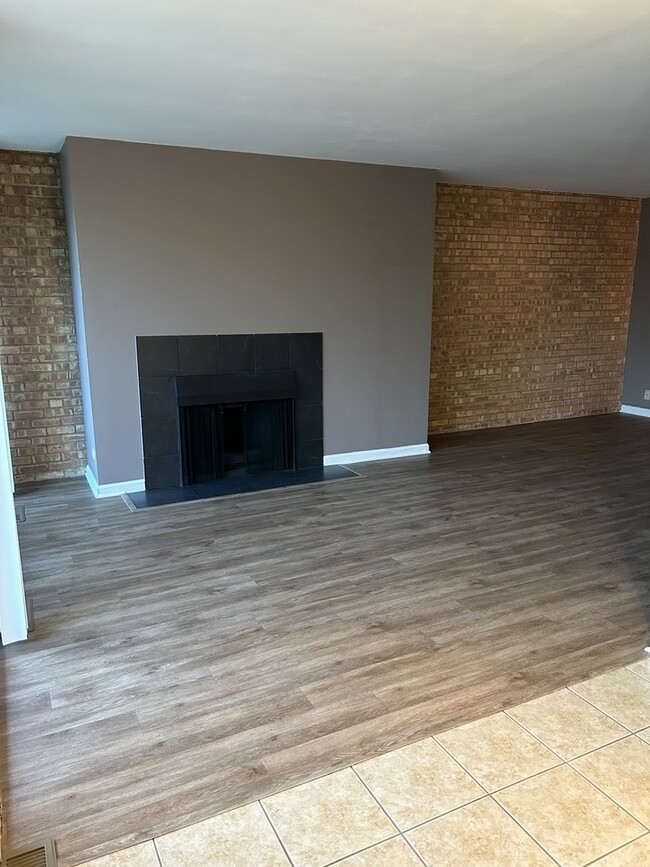 Building Photo - 6000 Oakwood Dr