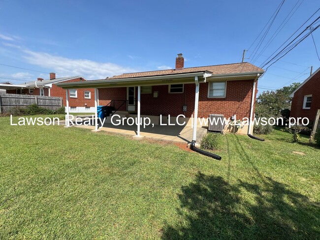 Building Photo - Pristine Brick Ranch with Covered Back Patio!