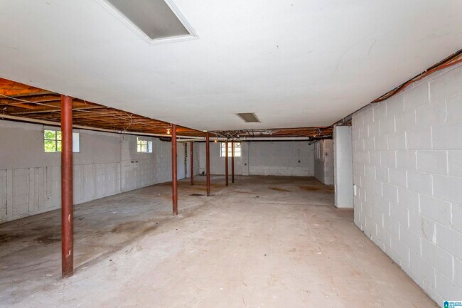 Building Photo - 1332 Lake Ln NE