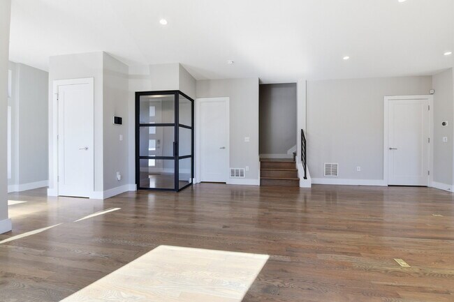 Building Photo - $5,740.95, $300 off the first month's rent, 4 Beds - 5 Bath, Townhouse in Denver with Office!