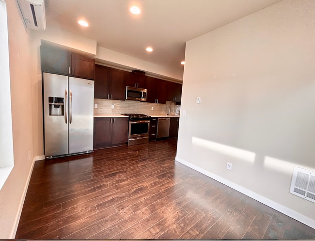 Building Photo - Mount Baker/Columbia City Townhouse
