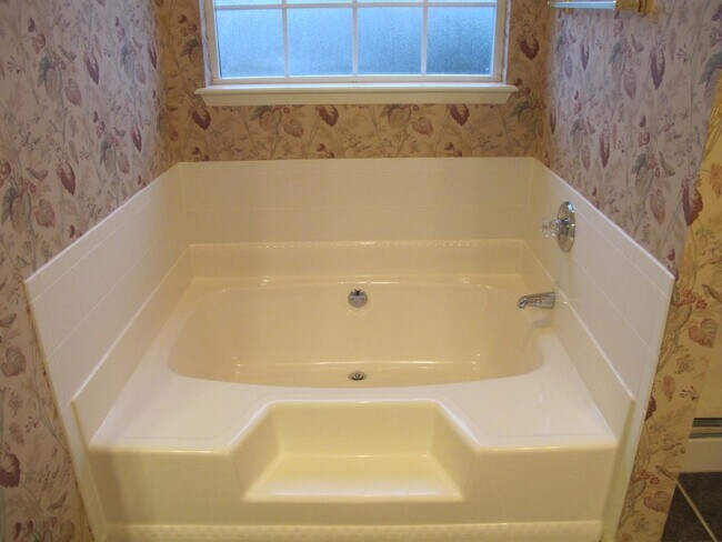 Building Photo - Spacious home in nice Evans neighborhood  ...