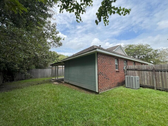 Building Photo - 522 Fawn Lake Dr